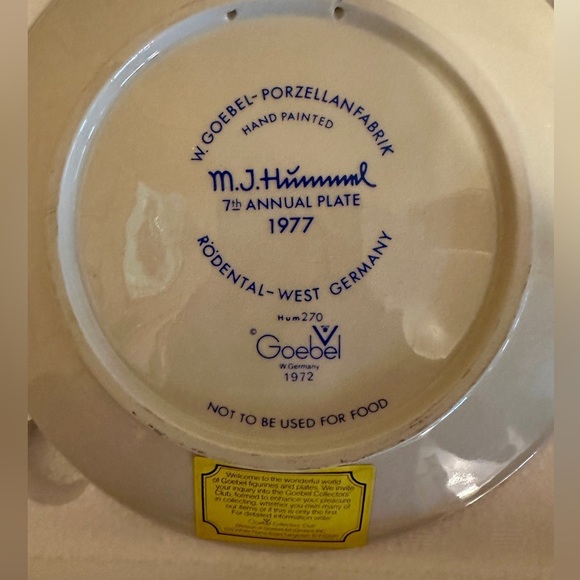 Hummel 1977 Annual Hummel Porcelain Plate, Apple Tree Boy - Picture 5 of 7